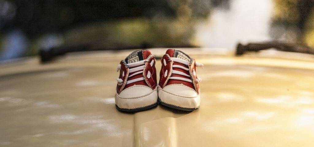 Voiture de ébéb posées sur la capot d'une voiture