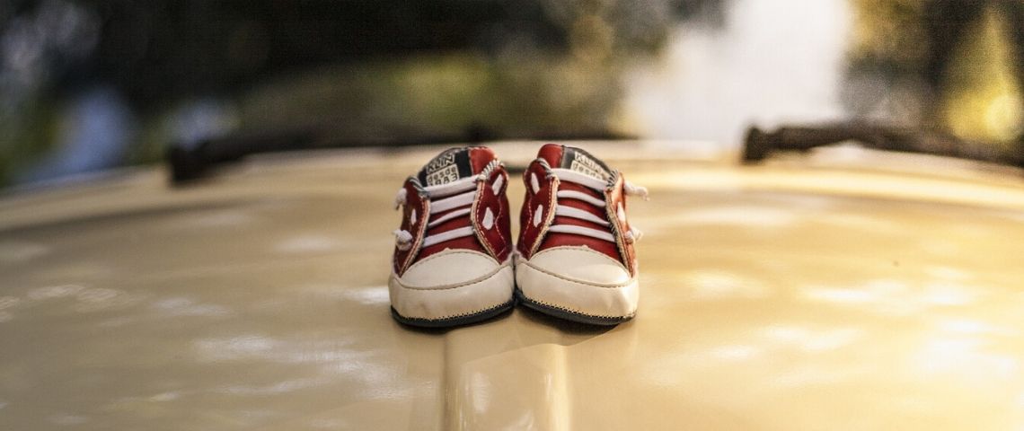 Le constructeur Nissan dévoile un album de berceuses créé en collaboration avec un concepteur sonore et coach du sommeil Voiture de ébéb posées sur la capot d'une voiture