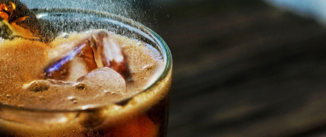 Pepsico va adopter l’étiquetage nutritionnel nutri-score et va le déployer progressif sur ses produits en France dès 2020. Soda dans un verre