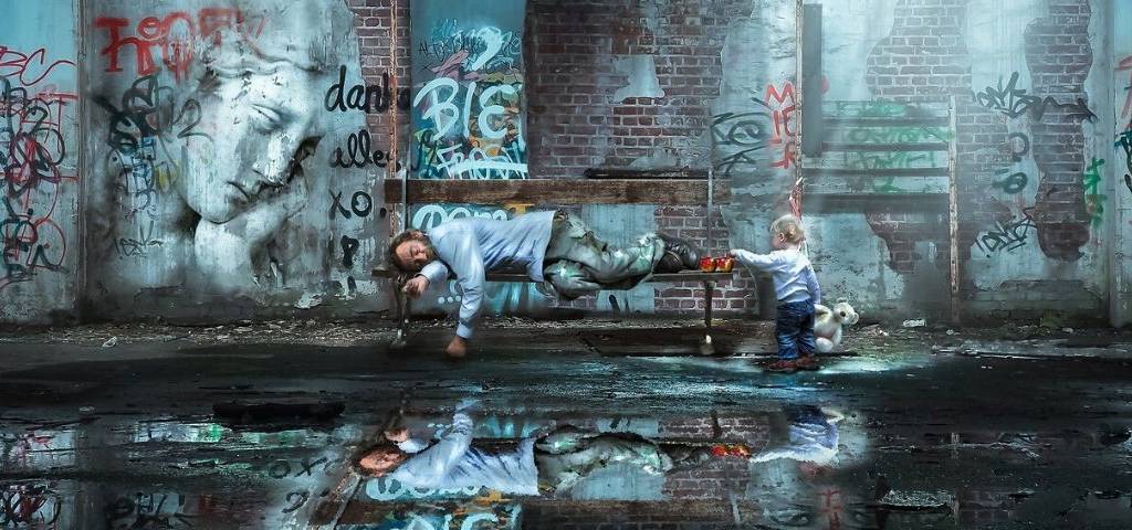 Homme dormant sur un banc