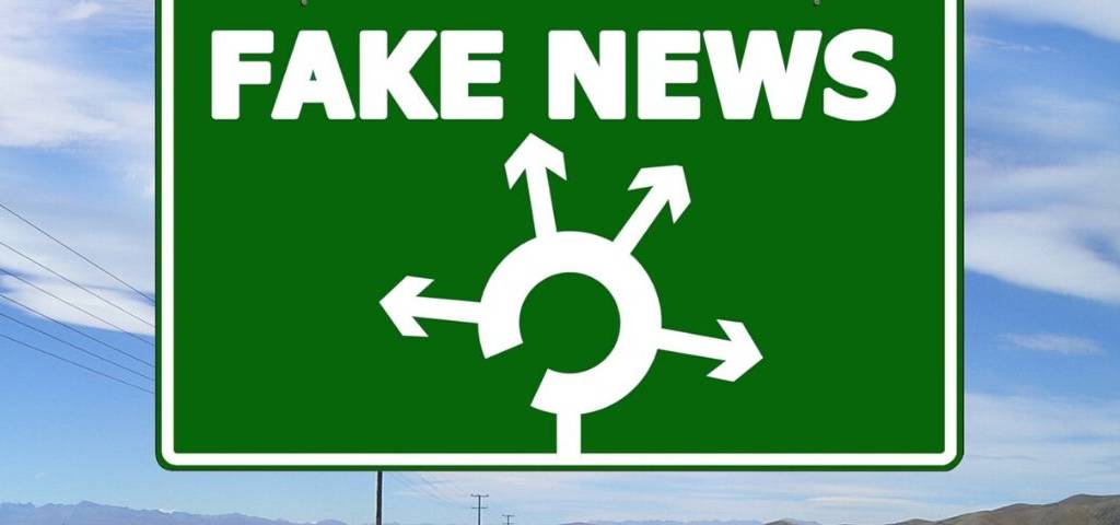 Panneau routier avec 3 directions pour aller vers les Fake News