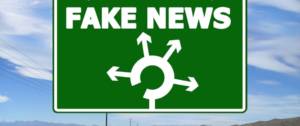 Panneau routier avec 3 directions pour aller vers les Fake News