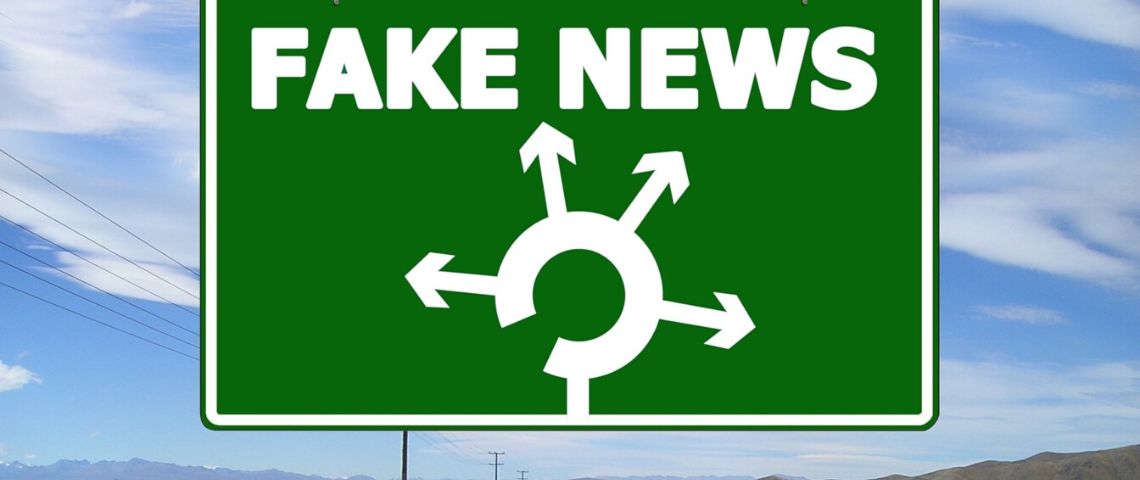 Twitter affichera les « tweets » qui diffusent de fausses informations en orange Panneau routier avec 3 directions pour aller vers les Fake News