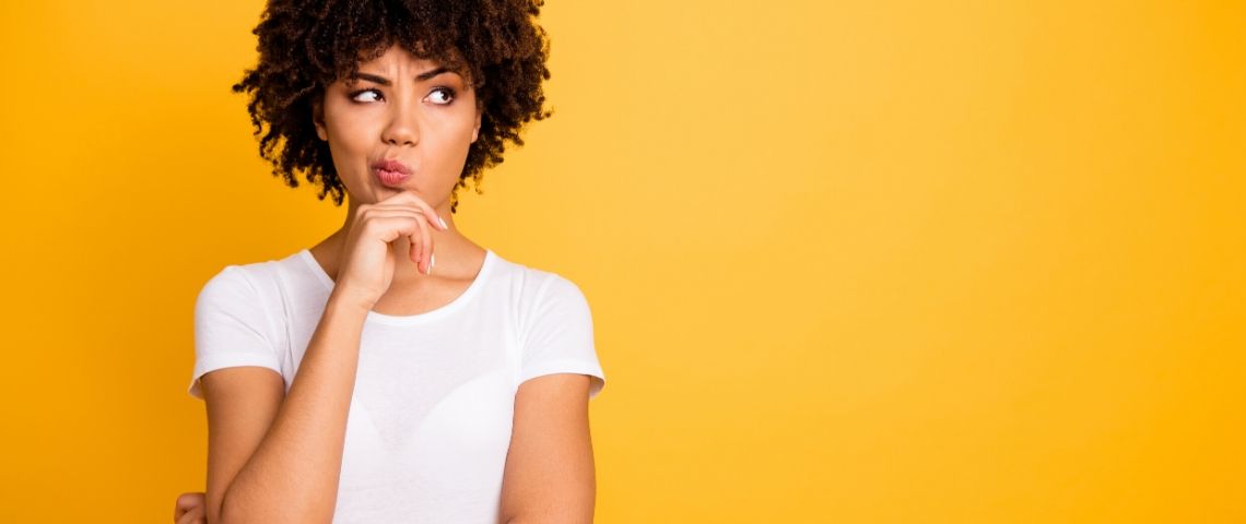 Comment développer durablement l’intelligence collective en entreprise ? Une femme qui se demande pourquoi ?