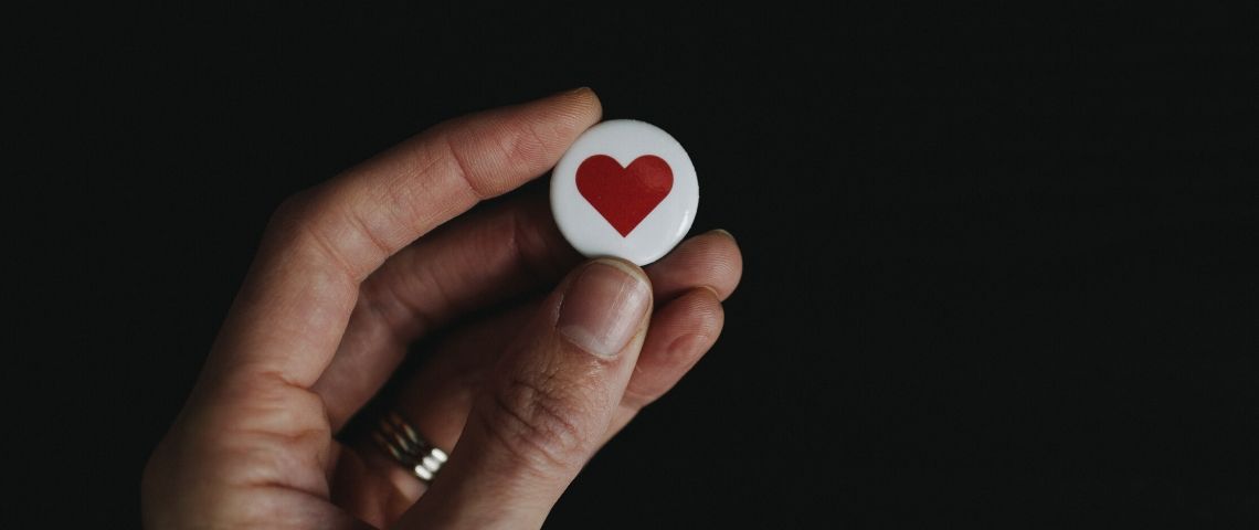 7 conseils pour générer plus de leads grâce aux réseaux sociaux Une main et un like