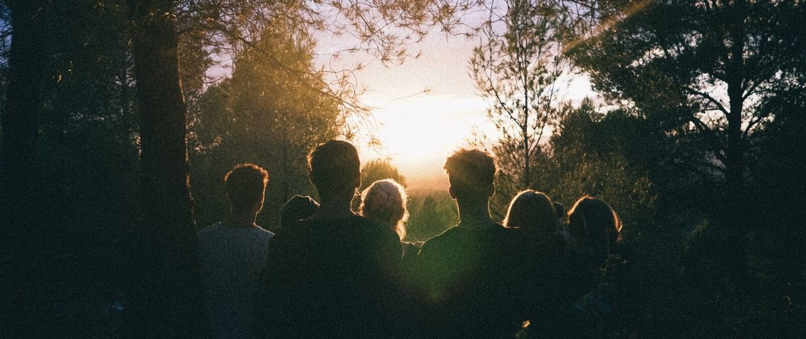 Communicants, face à une crise complexe, redéfinissons nos priorités Des gens regardent l'horizon dans la forêt