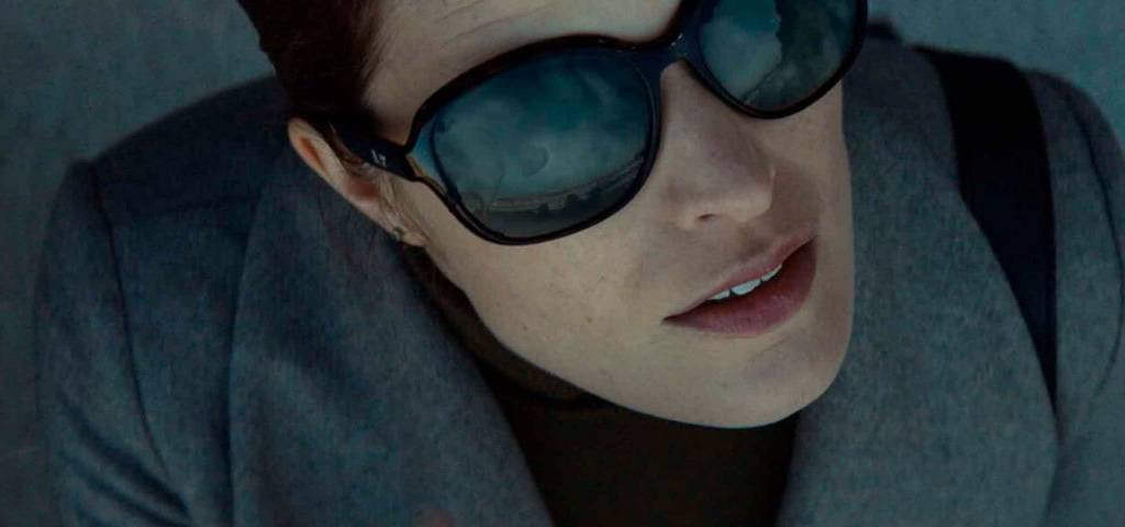 Femme portant des lunettes de soleil noires