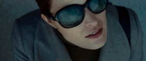 Femme portant des lunettes de soleil noires