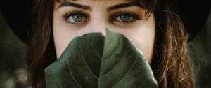 Une femme avec une plante