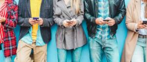 Des gens avec leurs téléphone
