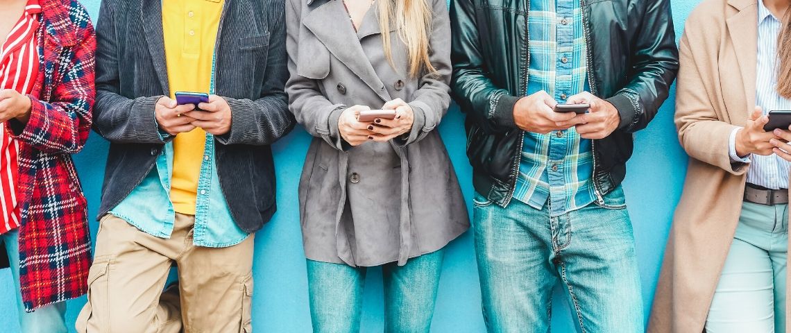 Marketing viral sur TikTok, quelle stratégie suivre ? Des gens avec leurs téléphone