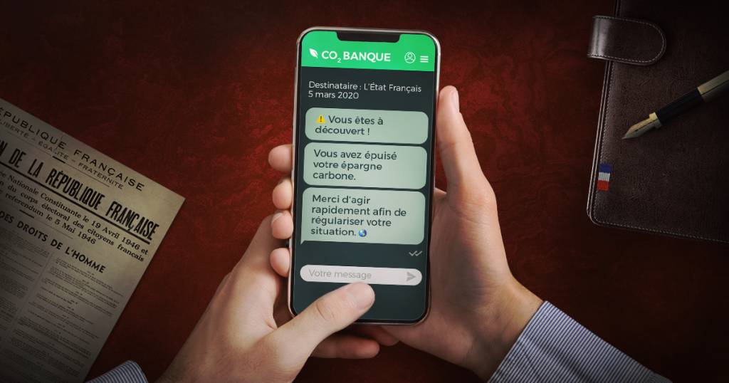 Smartphone avec un sms, informant l'état francais de son dcouvert climatique à la façon d'une banque