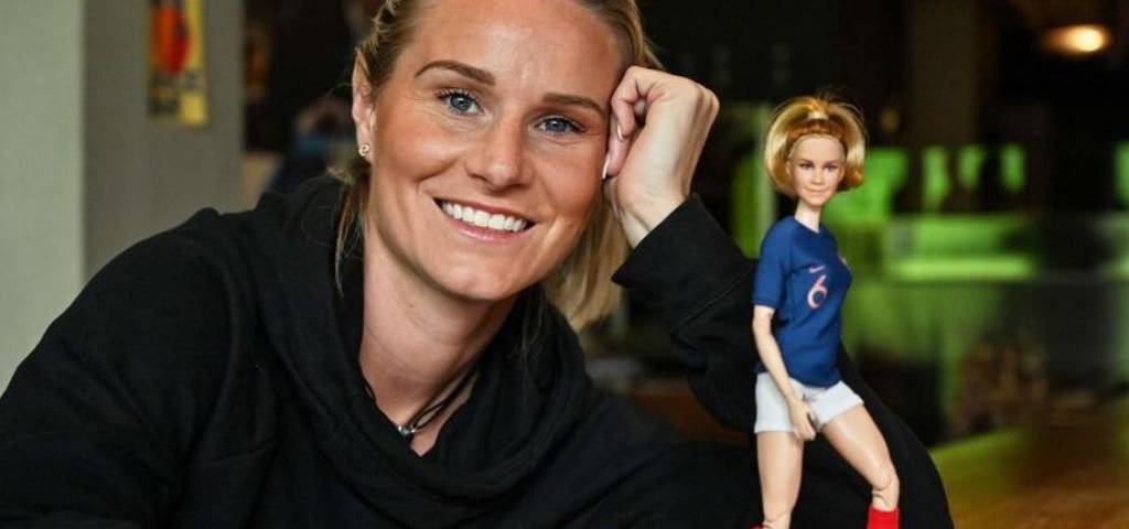 Amandine Henry et la poupée Barbie a son effigie