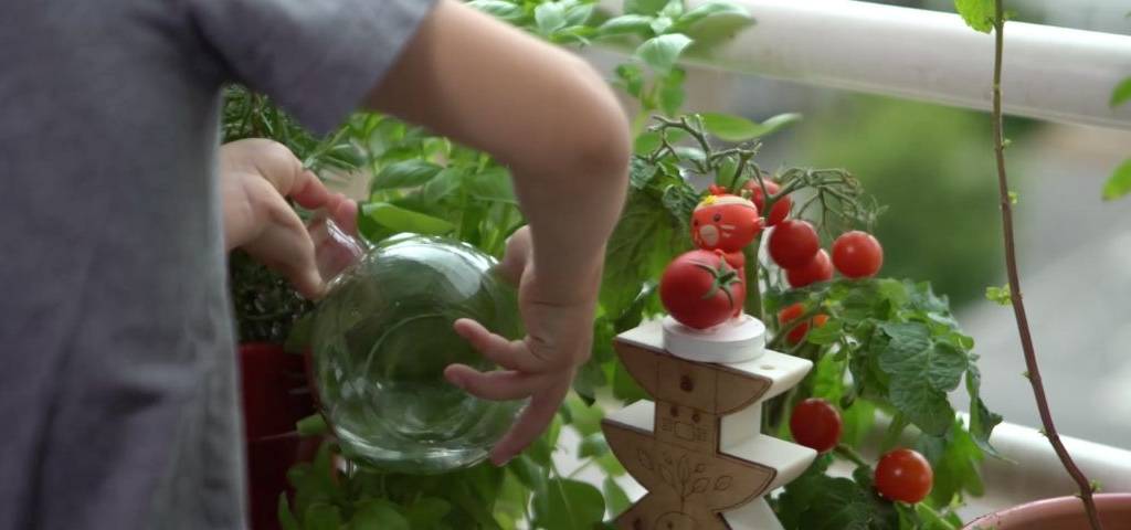 Enfant jardinant