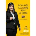 Affiche de la campagne avec des personnes handicapées, un tasse de café à la main