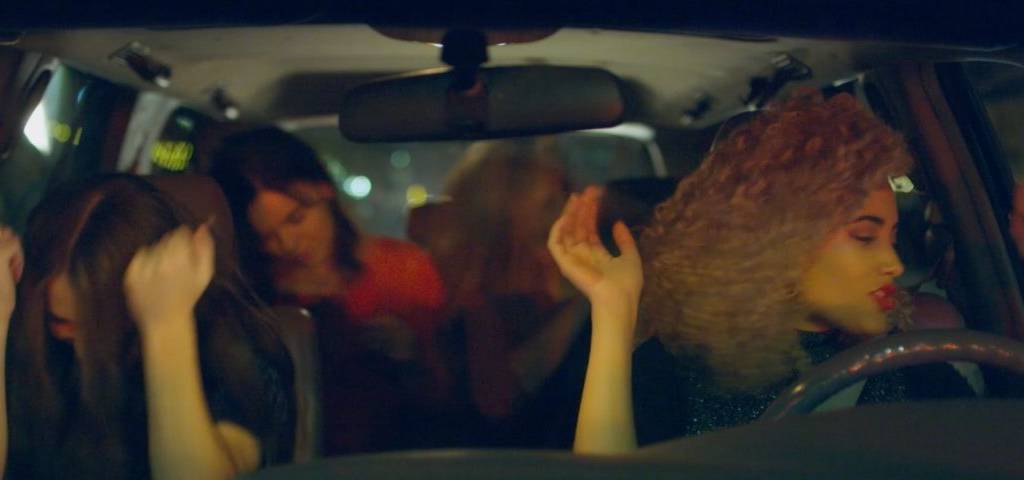 Femmes dansant dans une voiture
