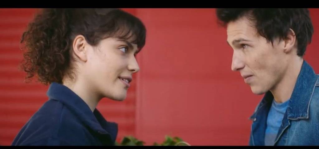 Deux jeunes gens se regardant dans les yeux
