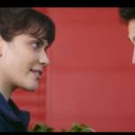 Deux jeunes gens se regardant dans les yeux