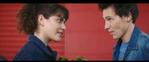 Deux jeunes gens se regardant dans les yeux