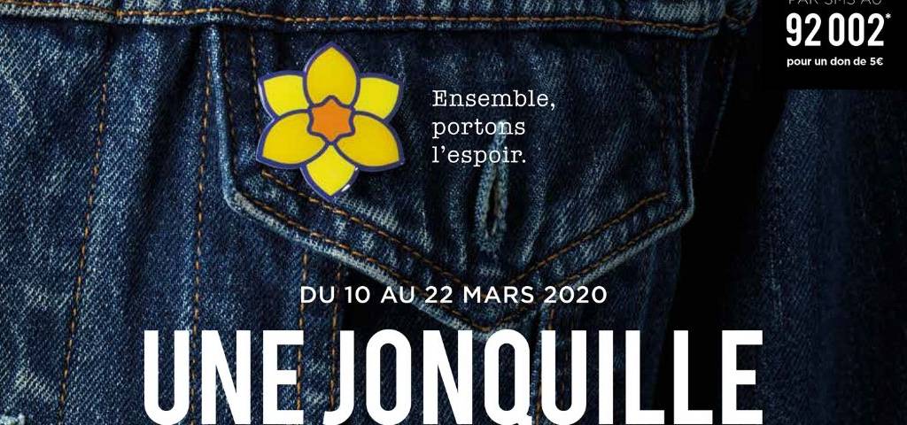Veste en jean avec une jonquille à la boutonnière de la poche