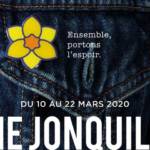 Veste en jean avec une jonquille à la boutonnière de la poche