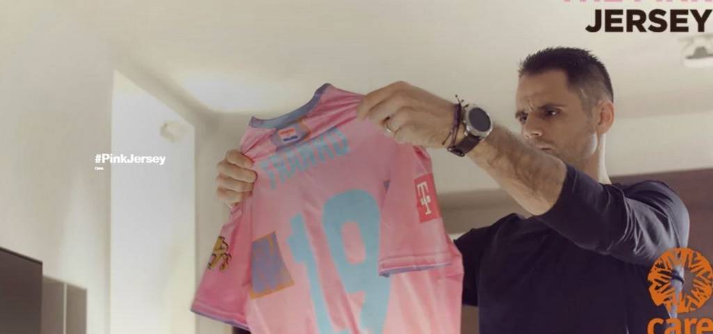 Homme sortant un t-shirt rose de la machine à laver