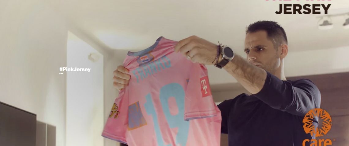 Homme sortant un t-shirt rose de la machine à laver