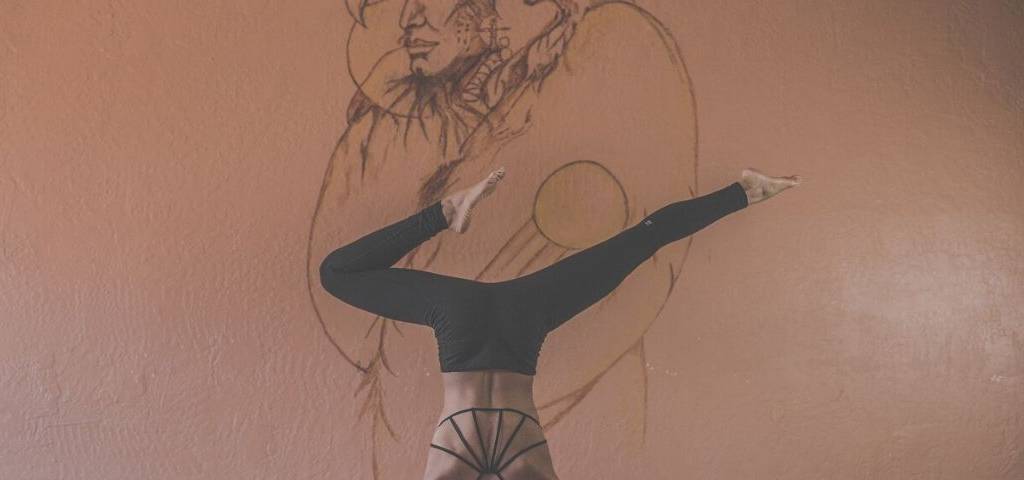 Femme faisant du Yoga