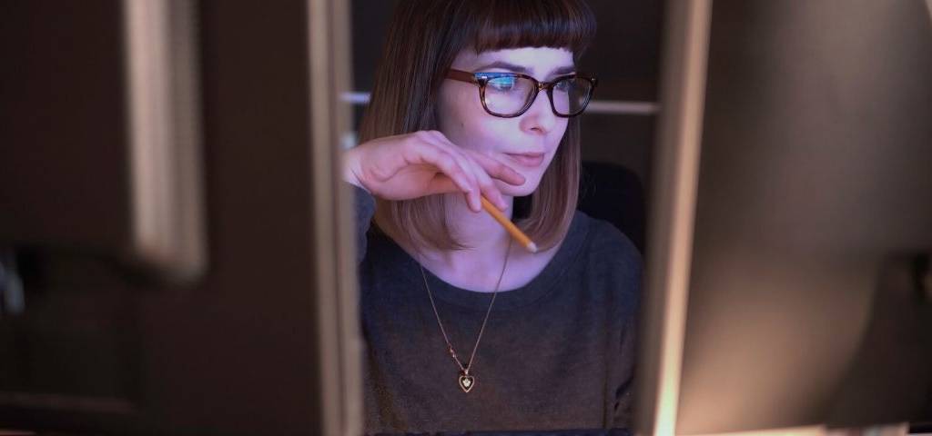 6 conseils clés pour améliorer l’optimisation de la conversion Une femme devant des ordinateurs