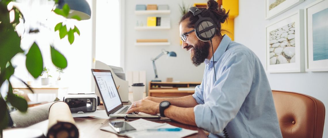 6 étapes pour faire de la co-conception, même à distance Un salarié qui travaille de chez lui