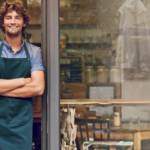 Un commerçant attend ses clients avec le sourire