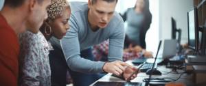 Des employés parlent du réseau informatique