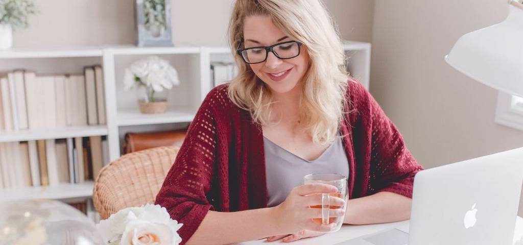 Une femme qui fait du teletravail