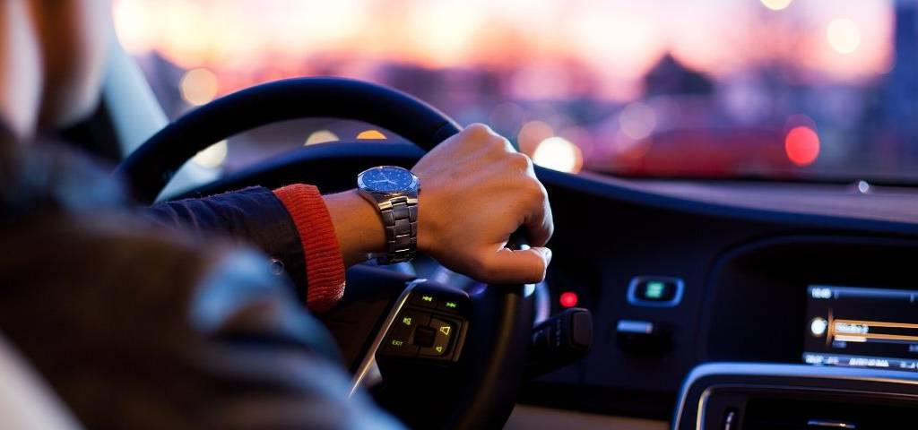 Chauffeur dans un véhicule