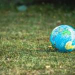 Un ballon en forme de globe sur l'herbe