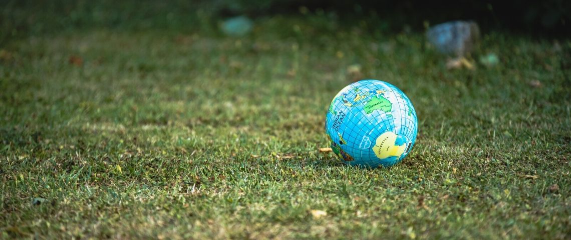 La France a atteint le jour du dérèglement Un ballon en forme de globe sur l'herbe