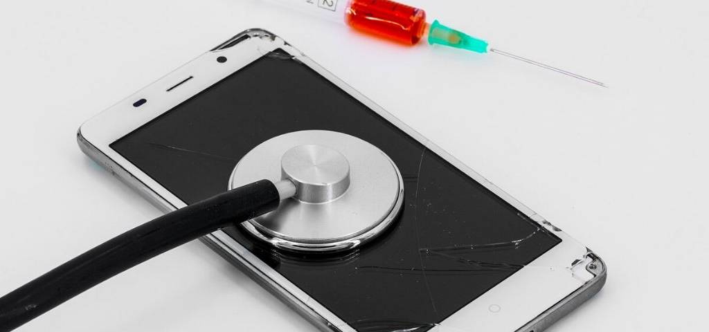 Stéthoscope posé sur un smartphone