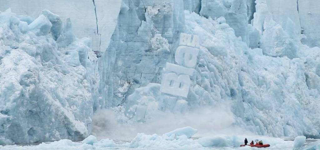 Un glacier qui s'effondre à cause du réchauffement climatique