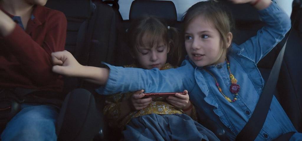 Enfants à l'arrière d'une voiture