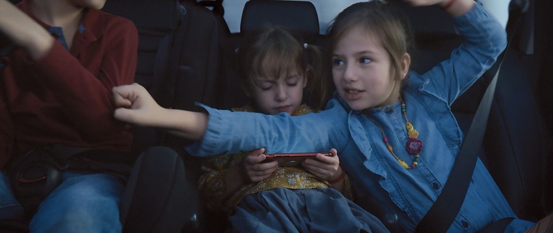 Havas Paris signe une nouvelle campagne pour de Point S en ligne avec notre époque mettant en scène les métiers, les expertises et l’ancrage territorial de la marque Enfants à l'arrière d'une voiture