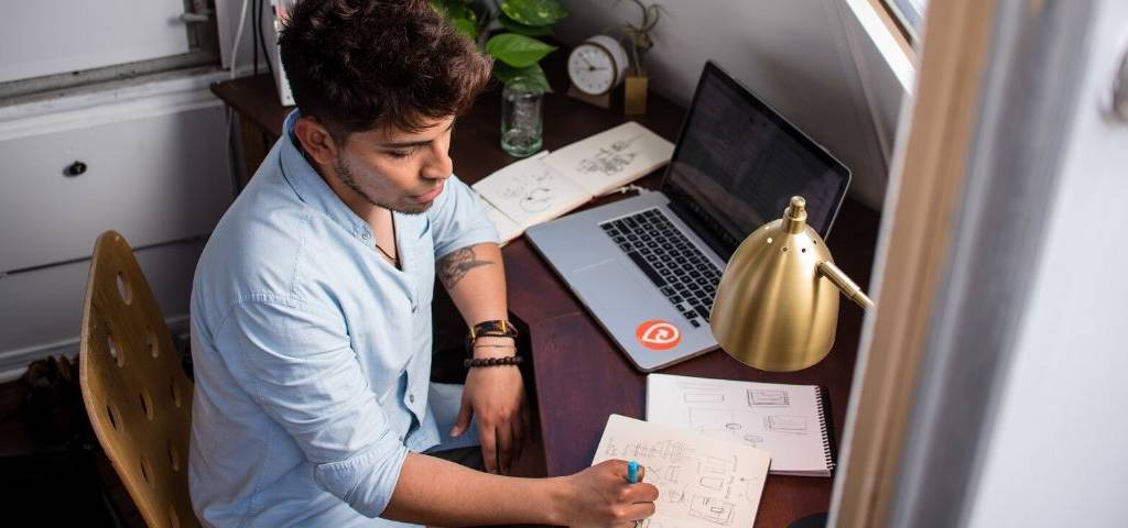 Comment rater la refonte SEO de votre site (Partie 1) Un homme travaille en home office