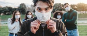 Un groupe de personnes avec des masques