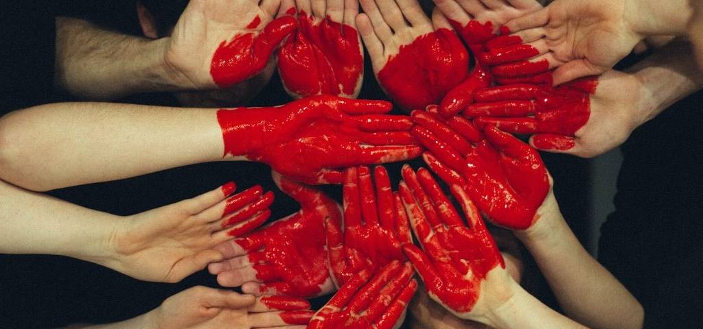 https://www.ladn.eu/entreprises-innovantes/nouvelles-gouvernances/plutot-communiquer-coronavirus-marques-reflechir-business/ Coeur avec les doigts