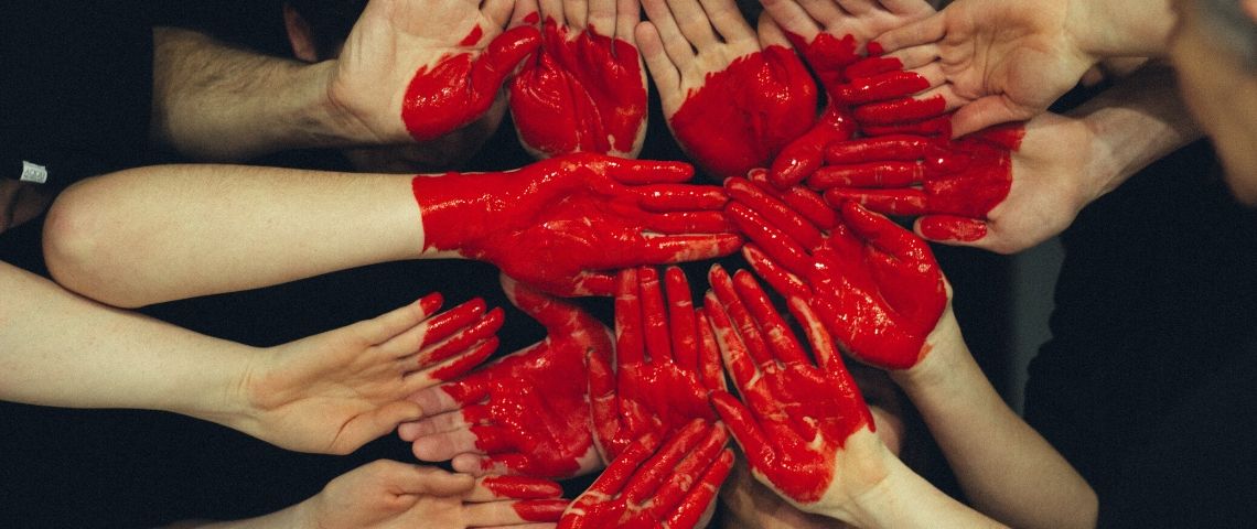 https://www.ladn.eu/entreprises-innovantes/nouvelles-gouvernances/plutot-communiquer-coronavirus-marques-reflechir-business/ Coeur avec les doigts