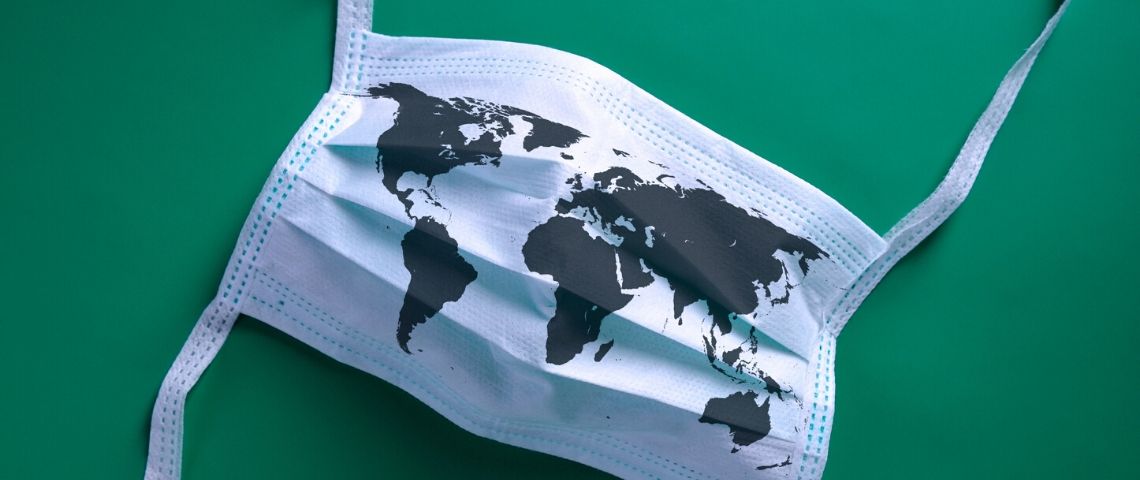 2009 vs 2020, quelles bonnes pratiques tirer de ces crises pour gérer son image ? Masque sanitaire avec un planisphère dessiné dessus