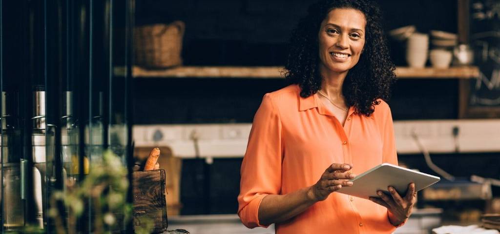 COVID-19 : Founders Future lance « Act », pour financer des projets à impact Une entrepreneuse avec son i-pad