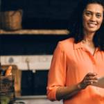Une entrepreneuse avec son i-pad