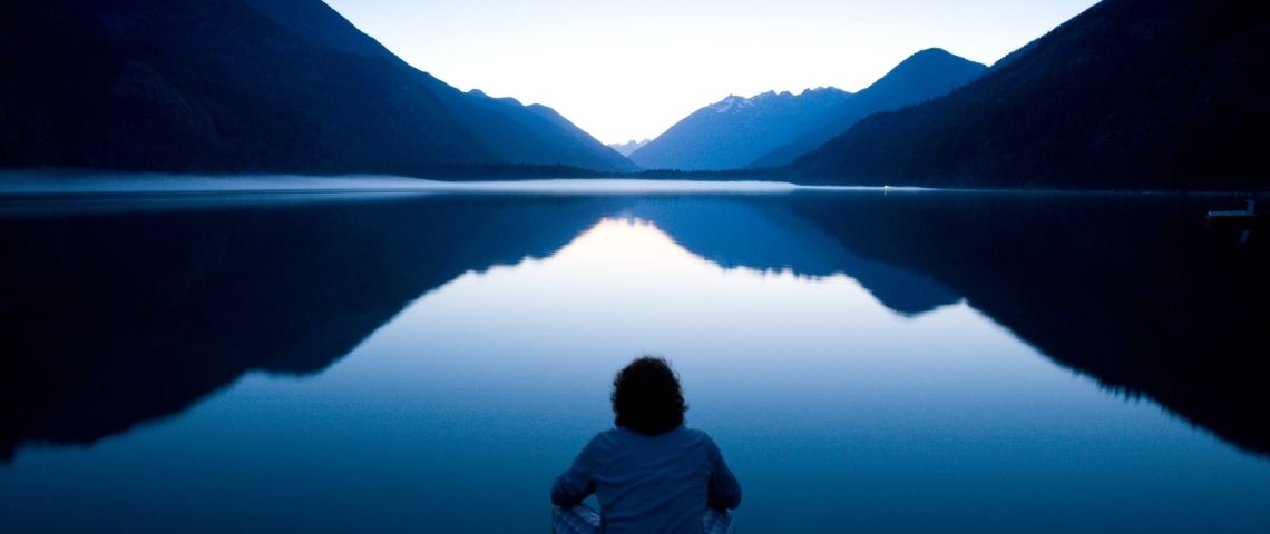 Finie la publicité qui fait rêver, il est temps d’inventer le consentement éclairé Un homme sur un lac