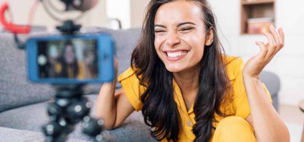 Communication responsable : les enseignements des influenceurs Une influenceuse qui se filme