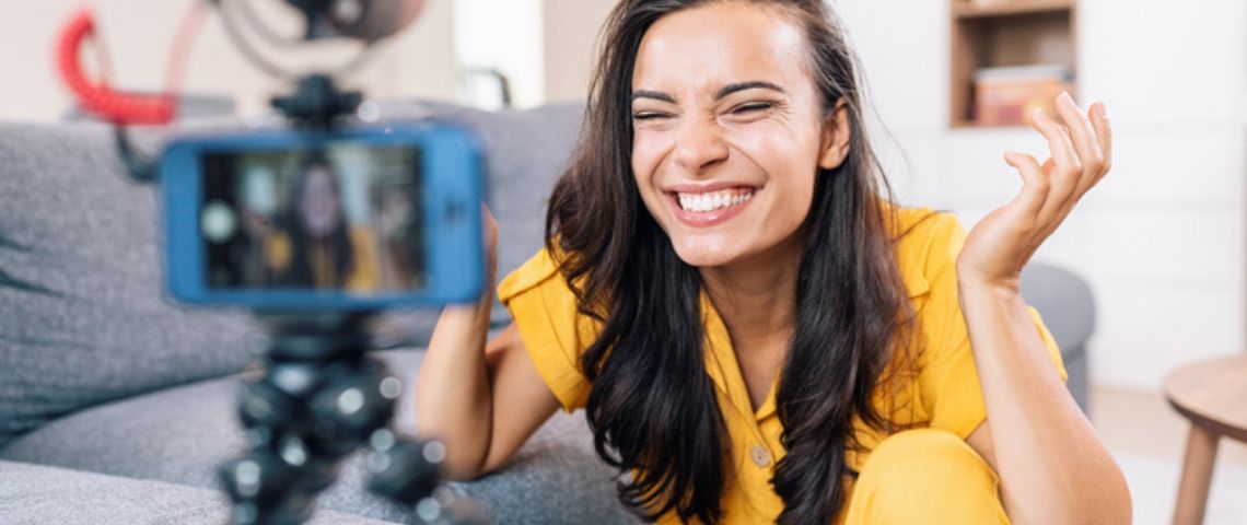 Communication responsable : les enseignements des influenceurs Une influenceuse qui se filme